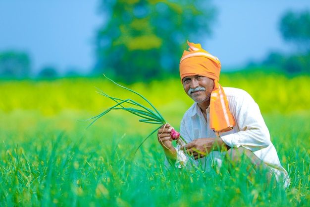 fermier indien au champ