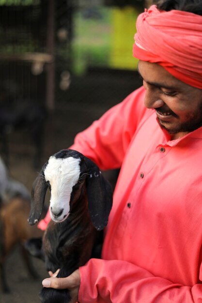 Fermier indien dans une ferme laitière de chèvre