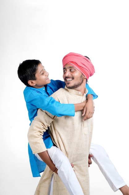 Fermier indien avec son enfant sur fond blanc