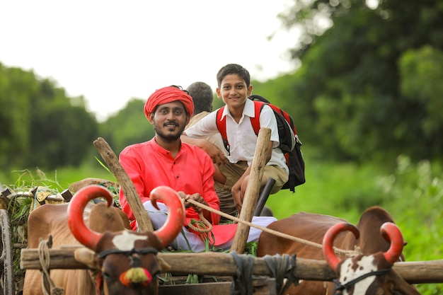Fermier Indien Et Son Fils Sur Une Charrette à Bœufs