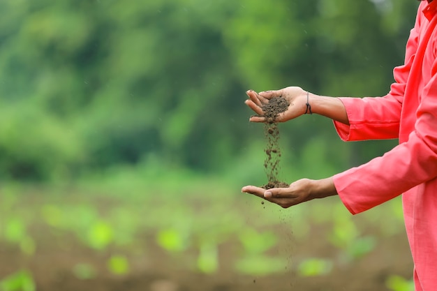 Fermier Indien Tenant Un Sol Noir Dans Les Mains