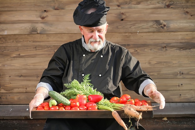 Fermier avec un panier de légumes frais