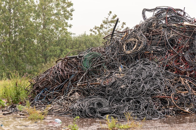 La ferraille sur le site est prête à être recyclée. Une installation industrielle pour la collecte et le traitement