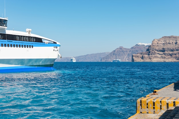 Ferries dans le port de l'île de Santorin en Grèce