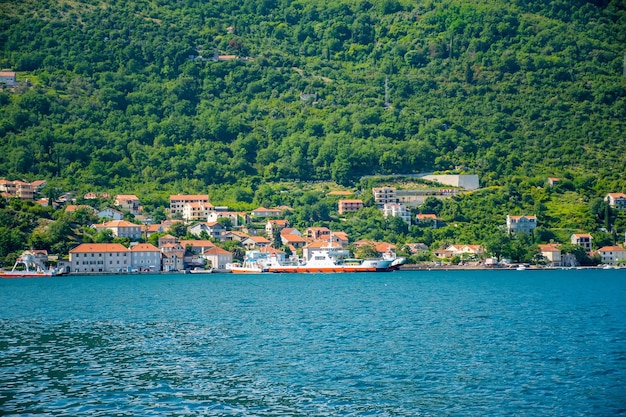 Les ferries MONTENEGRO KAMENARI ET LEPETANE transportent des voitures et des bus