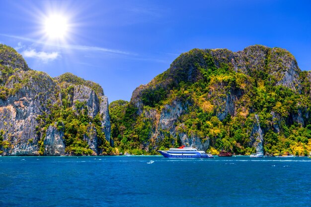 Ferries et rochers Île Phi Phi Don Mer d'Andaman Krabi Thail