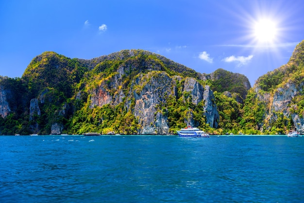 Ferries et rochers Île Phi Phi Don Mer d'Andaman Krabi Thail