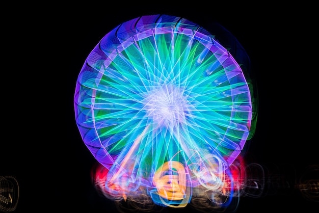 Ferris à roue géante floue la nuit