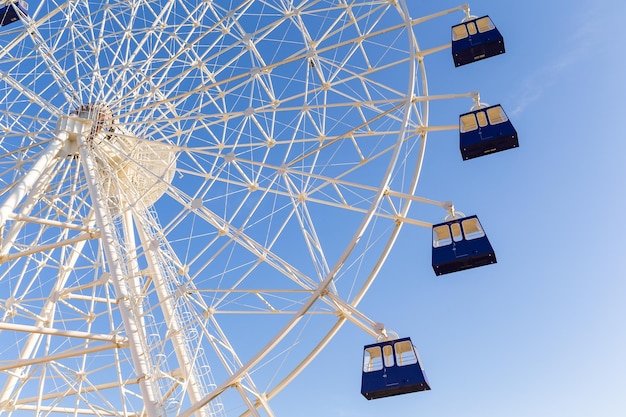 Ferris Wheel avec Blue Sky