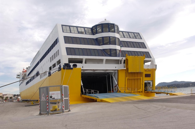 Ferry amarrad dans le port