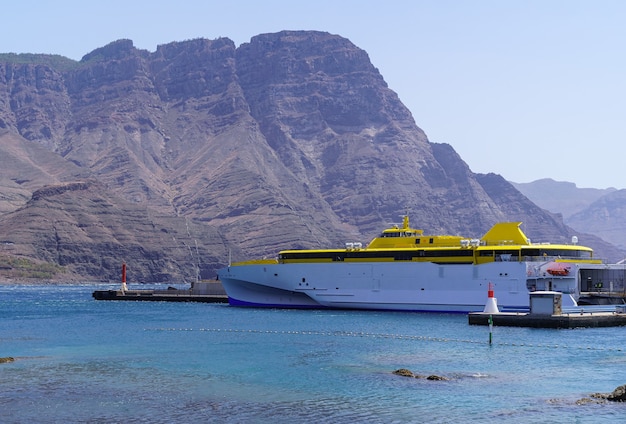 Ferry amarré dans le port à côté d'une immense montagne au bord de la mer, paysage de Gran Canaria. L'Europe ,