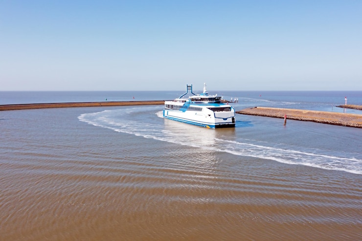 Photo le ferry arrive au port de harlingen en frise, aux pays-bas.