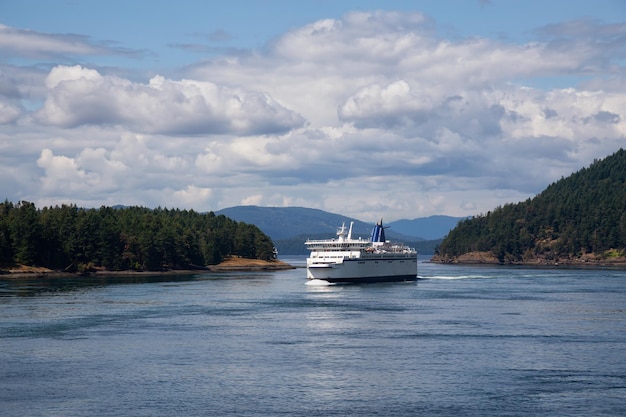 Ferry Boat passant dans le Gulf Islands Narrows lors d'une journée d'été ensoleillée