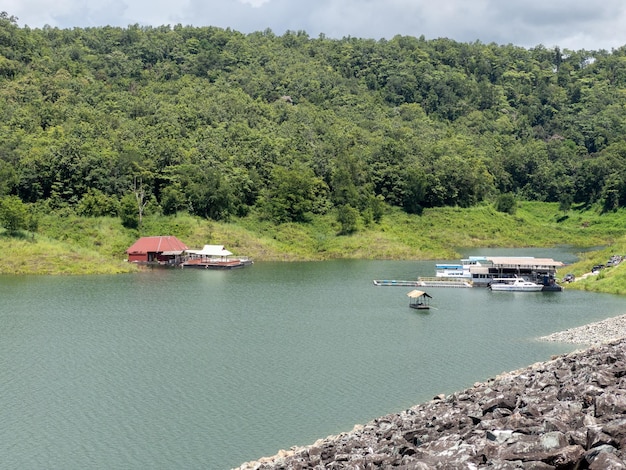 Le ferry-boat et le restaurant flottant pour voyager dans le grand réservoir du barrage de terre dans la vallée vue avant avec l'espace de copie