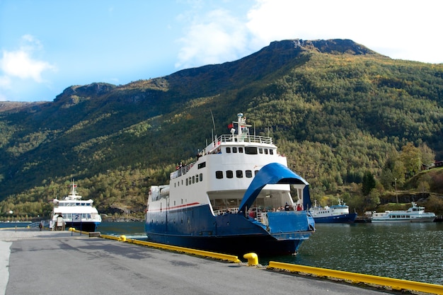 Ferry Sur Une Couchette Au Fjord Norvégien.