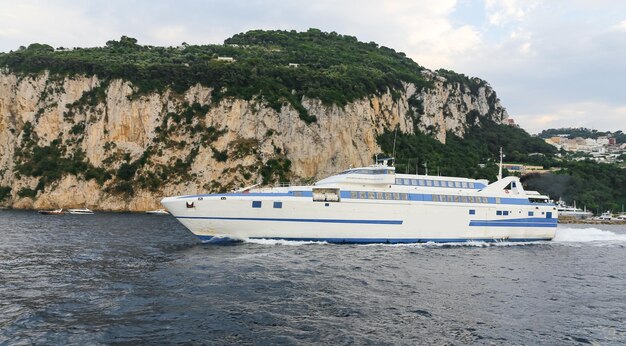 Ferry dans l'île de Capri Naples Italie