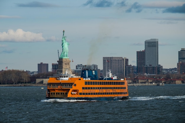 Un ferry dans la rivière Hudson contre la Statue de la Liberté
