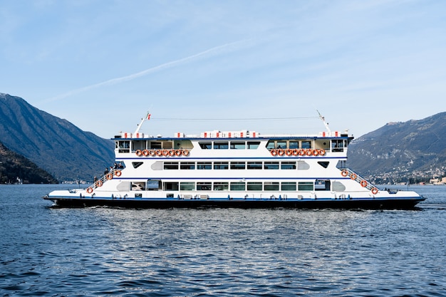 Photo ferry sur fond de montagnes lac de côme italie