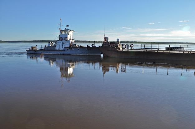 Ferry sur le grand fleuve