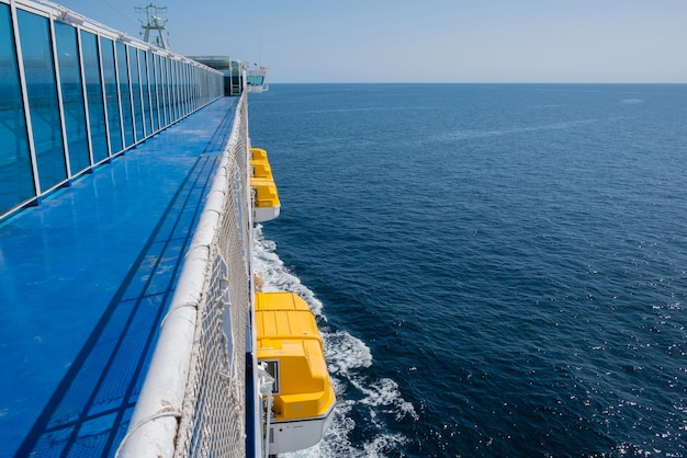 Ferry en haute mer vue latérale Concept de transport et de voyage