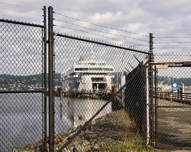 Photo un ferry hors service de la colombie-britannique derrière une clôture à chaîne au terminal de ferry