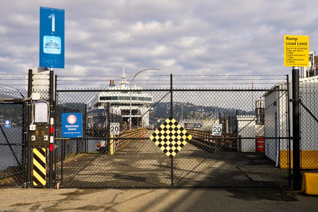 Photo ferry hors service derrière des portes fermées au terminal de ferry de la baie des départs de nananimo