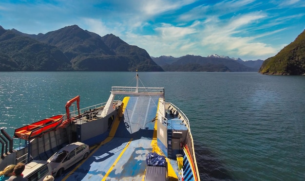 Ferry naviguant à travers les canaux et les fjords chiliens