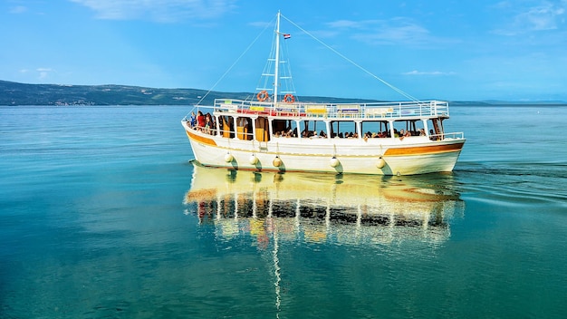 Ferry avec des personnes à bord dans la mer Adriatique à Omis, Croatie