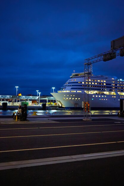 Ferry prêt pour le chargement des voitures et des passagers à Stokholm en Suède