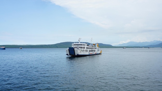 Un ferry qui est dans l'eau