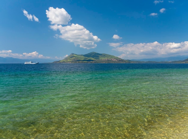 Ferryboat sur l'île Evia (Eubée), Grèce un jour nuageux en mer Égée