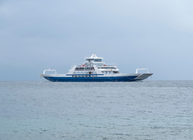 Ferryboat sur l'île Evia (Eubée), Grèce un jour nuageux en mer Égée