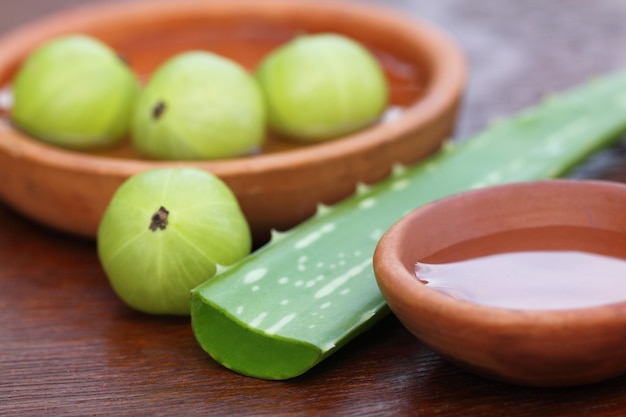 Fesh amla et aloès avec de petits bols