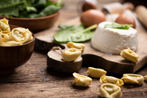 Fesh tortellini raviolis sur table rustique en bois avec épinards et ricotta