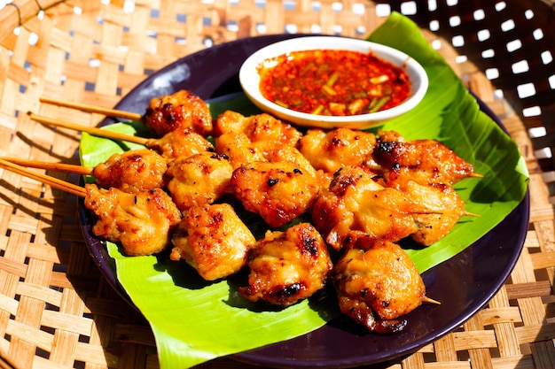 Fesses de poulet grillées sur fond blanc