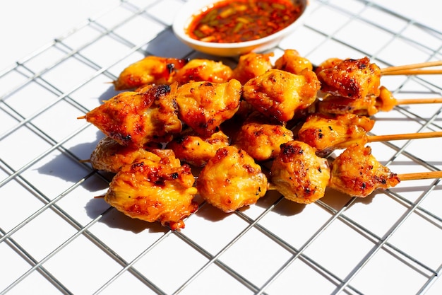 Fesses de poulet grillées sur fond blanc