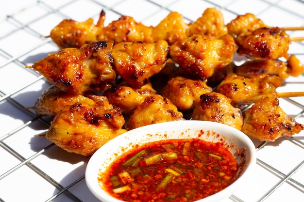 Fesses de poulet grillées sur fond blanc