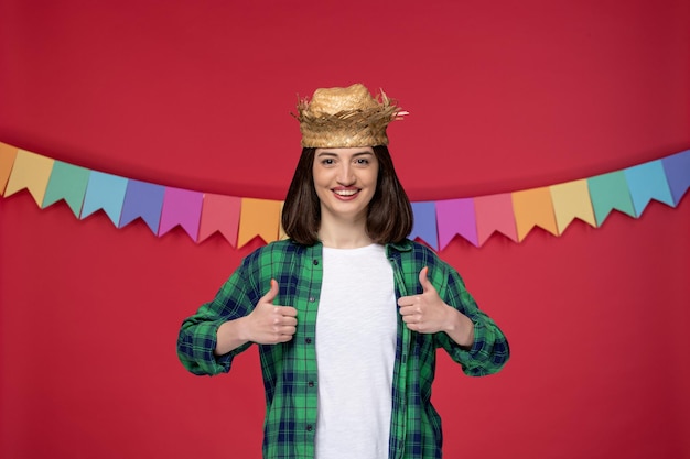 Festa junina jolie jeune fille en chemise verte célébrant le festival brésilien très excité