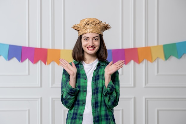 Festa junina jolie jolie fille en chapeau de paille chemise verte avec des drapeaux colorés super énergisé