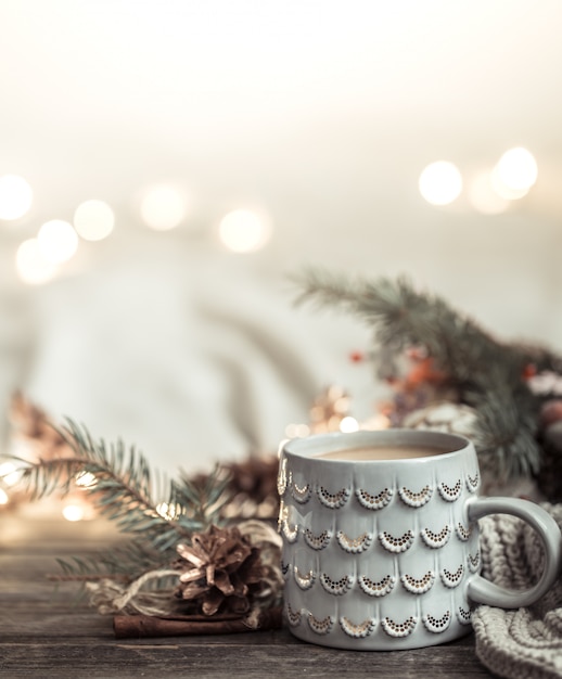 Festif avec Coupe sur bois avec lumières et décor festif. Confort et confort à la maison