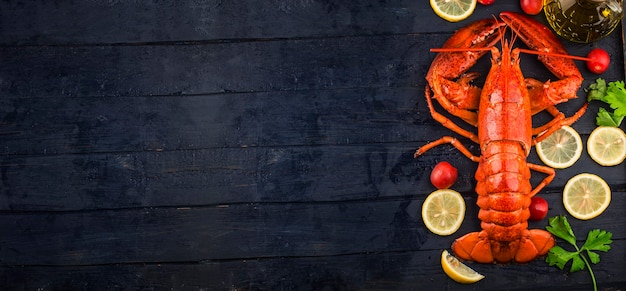 Festin de fruits de merCitron et homard de Boston frais sur la glace