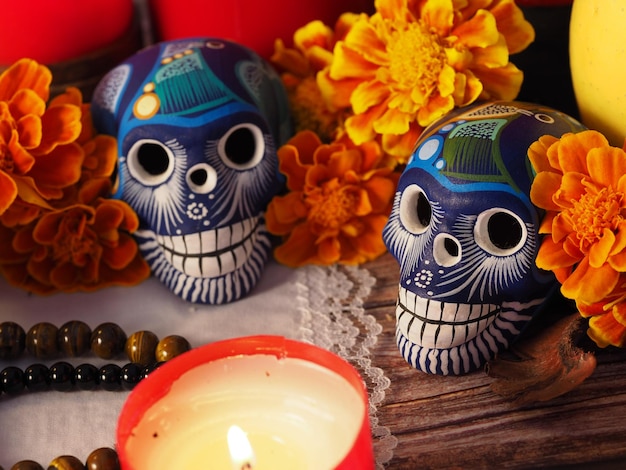 Festival d'automne traditionnel mexicain espagnol jour des morts crâne mexicain typique avec des fleurs peintes sur des décorations de fond en bois et des fleurs de souci