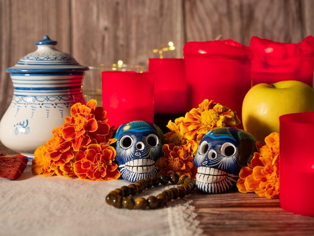 Festival d'automne traditionnel mexicain espagnol jour des morts crâne mexicain typique avec des fleurs peintes sur des décorations de fond en bois et des fleurs de souci