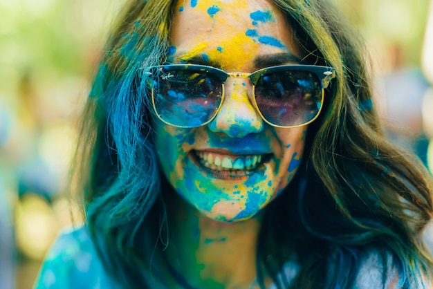 Festival des couleurs Holi. Portrait d'une jeune fille heureuse