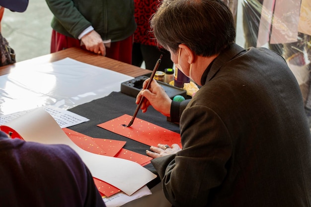 Festival du Printemps de Chine calligraphe manuscrits du Festival du Printemps distiques pinceau caractères Festival du Printemps chinois