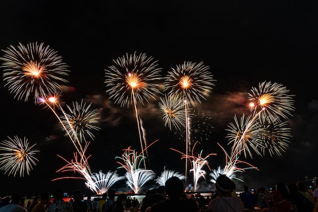 Photo festival de feux d'artifice à pattaya, thaïlande