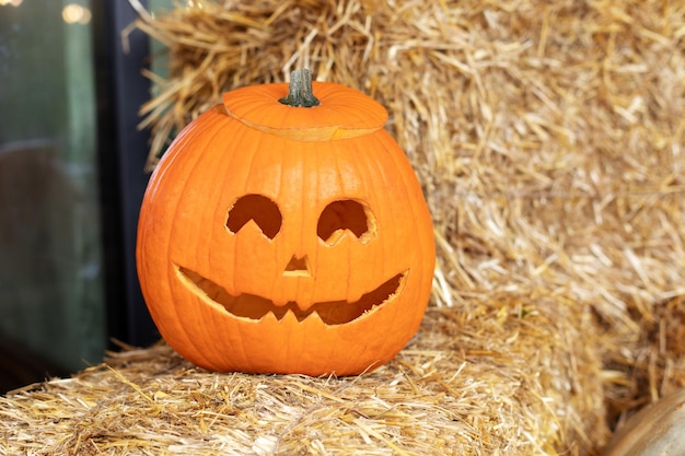 Festival Halloween Spooky Jack-o'-lantern citrouille sur un porche. Citrouille d'Halloween sculptée