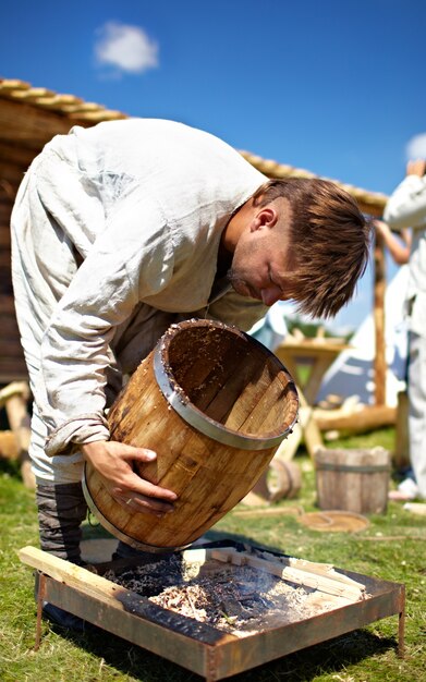 Festival historique de Moscou, homme avec baril