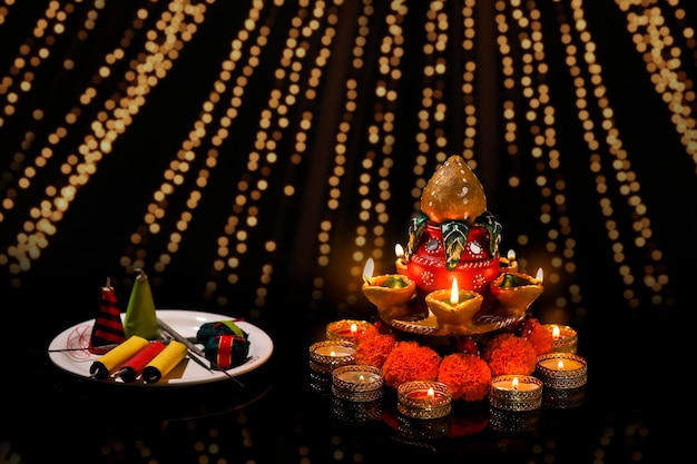 Festival indien Diwali , lampe à huile sur fond sombre