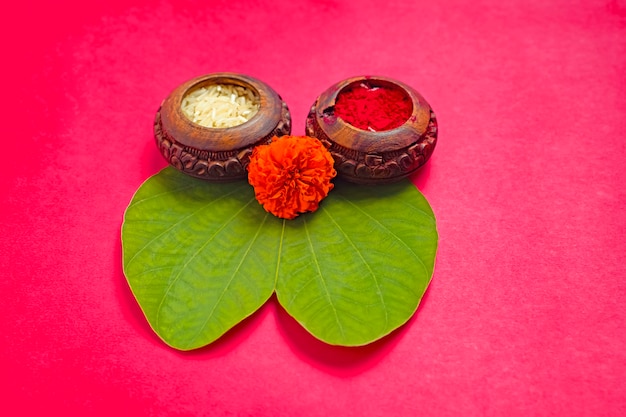 Festival indien dussehra, feuille verte, riz et fleurs